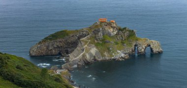San Juan de Gaztelugatxe, İspanya 'nın başkenti Bermeo' da bulunan bir köprü ile anakaraya bağlanan Vaftizci Yahya 'ya adanmış bir kilise..