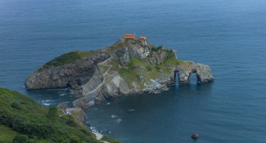 San Juan de Gaztelugatxe, İspanya 'nın başkenti Bermeo' da bulunan bir köprü ile anakaraya bağlanan Vaftizci Yahya 'ya adanmış bir kilise..