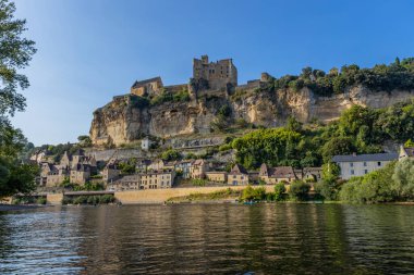 Beynac et Cazenac; Fransa: Dordogne nehrinden Beynac kalesi. Beynac et Cazenac, Yeni Aquitaine, Fransa