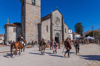 Caminha, Portekiz: Ortaçağ Fuarı canlandırması sırasında Caminha. Caminha Portekiz 'in kuzeyinde bir kasabadır ve turistler arasında çok popülerdir..