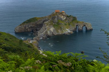San Juan de Gaztelugatxe, İspanya 'nın başkenti Bermeo' da bulunan bir köprü ile anakaraya bağlanan Vaftizci Yahya 'ya adanmış bir kilise..