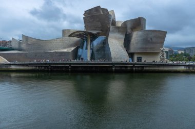 Bilbao, İspanya: Guggenheim Müzesi, Kanadalı-Amerikalı mimar Frank Gehry tarafından tasarlanan modern ve çağdaş sanat müzesidir..