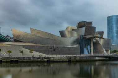 Bilbao, İspanya: Guggenheim Müzesi, Kanadalı-Amerikalı mimar Frank Gehry tarafından tasarlanan modern ve çağdaş sanat müzesidir..