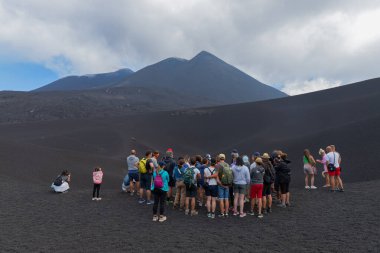 Etna Dağı, Catania, Sicilya, İtalya: Etna Dağı, Sicilya, İtalya 'da aktif volkan kraterinde yürüyen insanlar