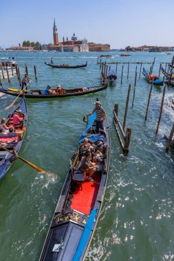 Venedik, İtalya: Venedik, İtalya 'daki San Giorgio adasına karşı Gondolas. Gondol Venedik 'teki en çekici turist taşımacısıdır. Güneşli Venedik 'te seyahat ve tatil.
