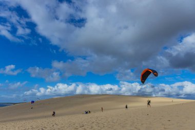 Pilat, Fransa 'nın Kumulu: Pilat, Arcachon Havzası, Nouvelle Aquitaine, Fransa' da insanlar yamaç paraşütü yapıyor.