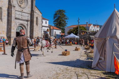 Caminha, Portekiz: Ortaçağ Fuarı canlandırması sırasında Caminha. Caminha Portekiz 'in kuzeyinde bir kasabadır ve turistler arasında çok popülerdir..