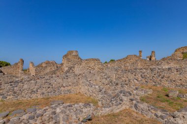 İtalya, Napoli yakınlarındaki Pompei harabeleri. Pompeii, Vezüv patlamasından ölen antik bir Roma şehridir. Pompeii 'de terk edilmiş tarihi mimari.