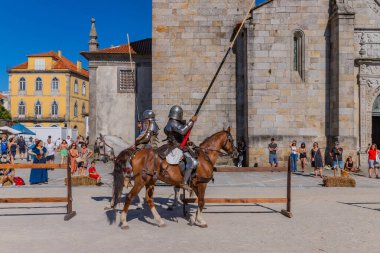 Caminha, Portekiz: Ortaçağ Fuarı canlandırması sırasında Caminha. Caminha Portekiz 'in kuzeyinde bir kasabadır ve turistler arasında çok popülerdir..