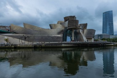 Bilbao, İspanya: Guggenheim Müzesi, Kanadalı-Amerikalı mimar Frank Gehry tarafından tasarlanan modern ve çağdaş sanat müzesidir..