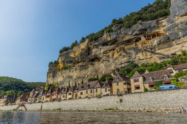 La Roc Gageac; Fransa: Fransa 'nın Dordogne bölgesindeki La Roc Gageac Ortaçağ nehir köyü