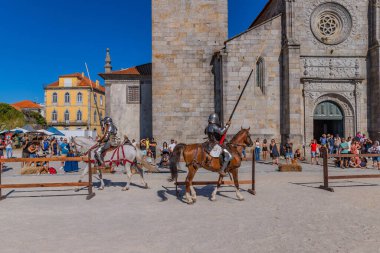 Caminha, Portekiz: Ortaçağ Fuarı canlandırması sırasında Caminha. Caminha Portekiz 'in kuzeyinde bir kasabadır ve turistler arasında çok popülerdir..