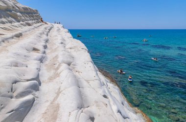 Sicilya, İtalya: İtalya 'nın Sicilya kentindeki Scala dei Turchi plajında (Türklerin Merdivenleri) bazı insanlar