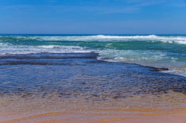 Ericeira 'da Rocky plajı, Lizbon yakınlarında. Portekiz