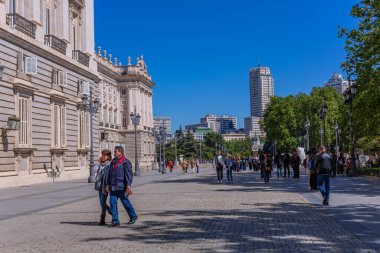 Madrid, İspanya: İspanya 'daki Kraliyet Sarayı' nda turistler. Madrid Kraliyet Sarayı, İspanyol Kraliyet Ailesi 'nin resmi ikametgahıdır. Madrid, İspanya