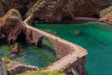 Köprüden Fort John Baptist 'e, Berlenga adasında, Peniche yakınlarında. Portekiz