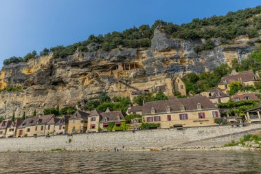 La Roc Gageac; Fransa: Fransa 'nın Dordogne bölgesindeki La Roc Gageac Ortaçağ nehir köyü