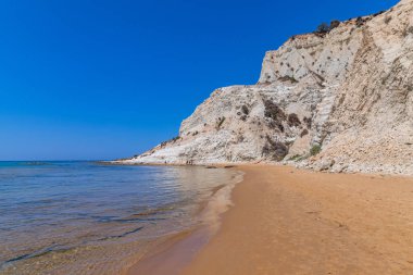 Sicilya, İtalya: İtalya 'nın Sicilya kentindeki Scala dei Turchi plajında (Türklerin Merdivenleri) bazı insanlar