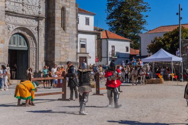 Caminha, Portekiz: Ortaçağ Fuarı canlandırması sırasında Caminha. Caminha Portekiz 'in kuzeyinde bir kasabadır ve turistler arasında çok popülerdir..