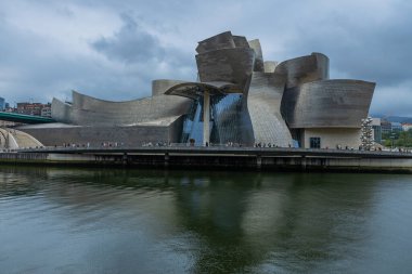 Bilbao, İspanya: Guggenheim Müzesi, Kanadalı-Amerikalı mimar Frank Gehry tarafından tasarlanan modern ve çağdaş sanat müzesidir..