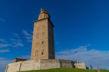 Coruna, İspanya: Herkül Kulesi 'ndeki insanlar, halen A Coruna, Galiçya, İspanya denizcilik sinyalleri için kullanılan Roma deniz fenerini tamamen korumuştur.
