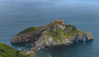 San Juan de Gaztelugatxe, İspanya 'nın başkenti Bermeo' da bulunan bir köprü ile anakaraya bağlanan Vaftizci Yahya 'ya adanmış bir kilise..