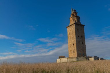Coruna, İspanya: Herkül Kulesi 'ndeki insanlar, halen A Coruna, Galiçya, İspanya denizcilik sinyalleri için kullanılan Roma deniz fenerini tamamen korumuştur.