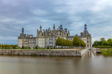 Chambord, Fransa: Fransa 'nın Chambord kraliyet kalesinin manzarası. Bu kale Loire Vadisi 'nde 16. yüzyılda inşa edilmiştir ve dünyanın en tanınan kalelerinden biridir. Uzun pozlama
