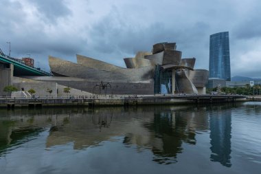 Bilbao, İspanya: Guggenheim Müzesi, Kanadalı-Amerikalı mimar Frank Gehry tarafından tasarlanan modern ve çağdaş sanat müzesidir..