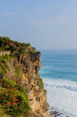 Endonezya 'nın Bali kentindeki Uluwatu tapınağı yakınlarında.