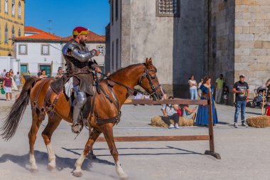Caminha, Portekiz: Ortaçağ Fuarı canlandırması sırasında Caminha. Caminha Portekiz 'in kuzeyinde bir kasabadır ve turistler arasında çok popülerdir..