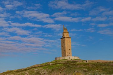 Coruna, İspanya: Herkül Kulesi 'ndeki insanlar, halen A Coruna, Galiçya, İspanya denizcilik sinyalleri için kullanılan Roma deniz fenerini tamamen korumuştur.