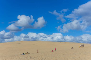 Pilat Kum tepesi, Fransa: Avrupa 'nın en uzun kum tepesi olan Pilat Kumulundaki İnsanlar. La Teste-de-Buch, Arcachon Körfezi, Aquitaine, Fransa