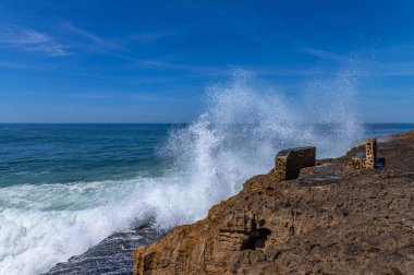 Okyanus dalgaları ve Lizbon yakınlarındaki Ericeira 'daki muhteşem kayalık sahil manzarası. Portekiz