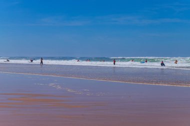 Ericeira, Portekiz: Sörf tahtalı bir grup sörfçü. Ericeira, Portekiz 'in ünlü sörf merkezidir..