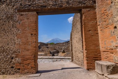 İtalya, Napoli yakınlarındaki Pompei harabeleri. Pompeii, Vezüv patlamasından ölen antik bir Roma şehridir. Pompeii 'de terk edilmiş tarihi mimari.