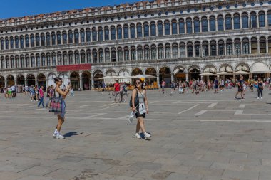 Venedik, İtalya: Asyalı turist San Marco meydanında duruyor. Venedik çok popüler bir turizm merkezidir. Venedik, İtalya