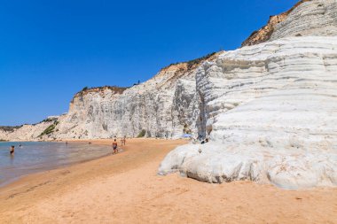 Sicilya, İtalya: İtalya 'nın Sicilya kentindeki Scala dei Turchi plajında (Türklerin Merdivenleri) bazı insanlar