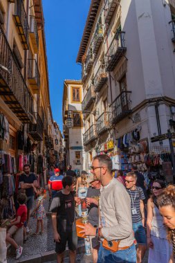 Granada, İspanya: İnsanlar tarihi şehir merkezinde büyüleyici dar bir alışveriş caddesinde yürüyor. Endülüs, İspanya