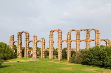 Acueducto de los Milagros, Merida, Extremadura 'daki Mucizevi Aqueduct, İspanya' nın başkenti Merida 'da bulunan Emerita Augusta' ya su sağlamak için inşa edilmiş bir Roma su kemeri..