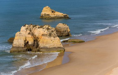 ünlü plaj Praia da Rocha Portimao içinde. Bu plaj Algarve bölgesinin ünlü turistik bir parçasıdır.