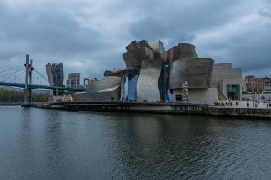 Bilbao, İspanya: Guggenheim Müzesi, Kanadalı-Amerikalı mimar Frank Gehry tarafından tasarlanan modern ve çağdaş sanat müzesidir..
