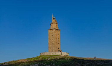 Coruna, İspanya: Herkül Kulesi 'ndeki insanlar, halen A Coruna, Galiçya, İspanya denizcilik sinyalleri için kullanılan Roma deniz fenerini tamamen korumuştur.