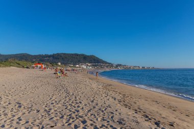 Caminha, Portekiz: Moledo plajındaki insanlar bir yaz günü. Caminha, Portekiz
