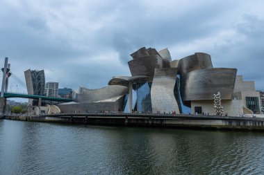 Bilbao, İspanya: Guggenheim Müzesi, Kanadalı-Amerikalı mimar Frank Gehry tarafından tasarlanan modern ve çağdaş sanat müzesidir..