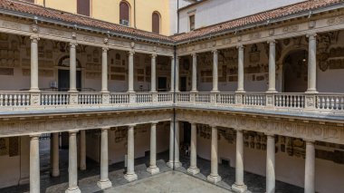 Padua, İtalya: Palazzo Bo (Bo Palace) bahçesi, 1539 yılında İtalya 'nın Padua şehrinde Padova Üniversitesi' nin tarihi yapı evi.