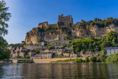 Dordogne nehrinden Beynac kalesi. Beynac et Cazenac, Yeni Aquitaine, Fransa