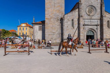 Caminha, Portekiz: Ortaçağ Fuarı canlandırması sırasında Caminha. Caminha Portekiz 'in kuzeyinde bir kasabadır ve turistler arasında çok popülerdir..