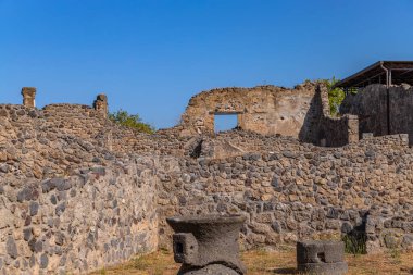 İtalya, Napoli yakınlarındaki Pompei harabeleri. Pompeii, Vezüv patlamasından ölen antik bir Roma şehridir. Pompeii 'de terk edilmiş tarihi mimari.
