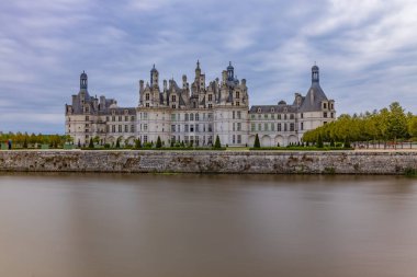 Chambord, Fransa: Fransa 'nın Chambord kraliyet kalesinin manzarası. Bu kale Loire Vadisi 'nde 16. yüzyılda inşa edilmiştir ve dünyanın en tanınan kalelerinden biridir. Uzun pozlama